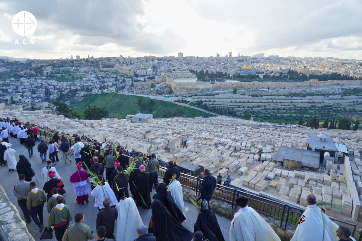 Sprievod kresťanov na Palmovú nedeľu v Jeruzaleme, v pozadí Chrámová hora