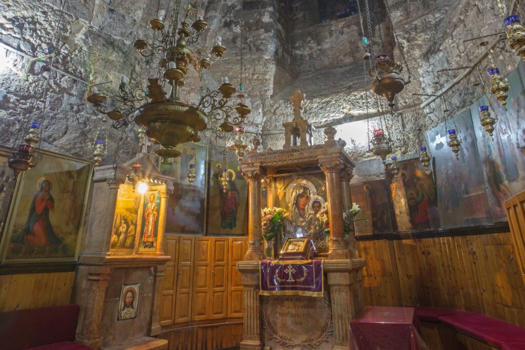 Interier chramu hrobu Panny Marie v udoli Kidron v Jeruzaleme