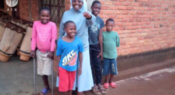 Sestra Josephine z Burundi so skupinou detí
