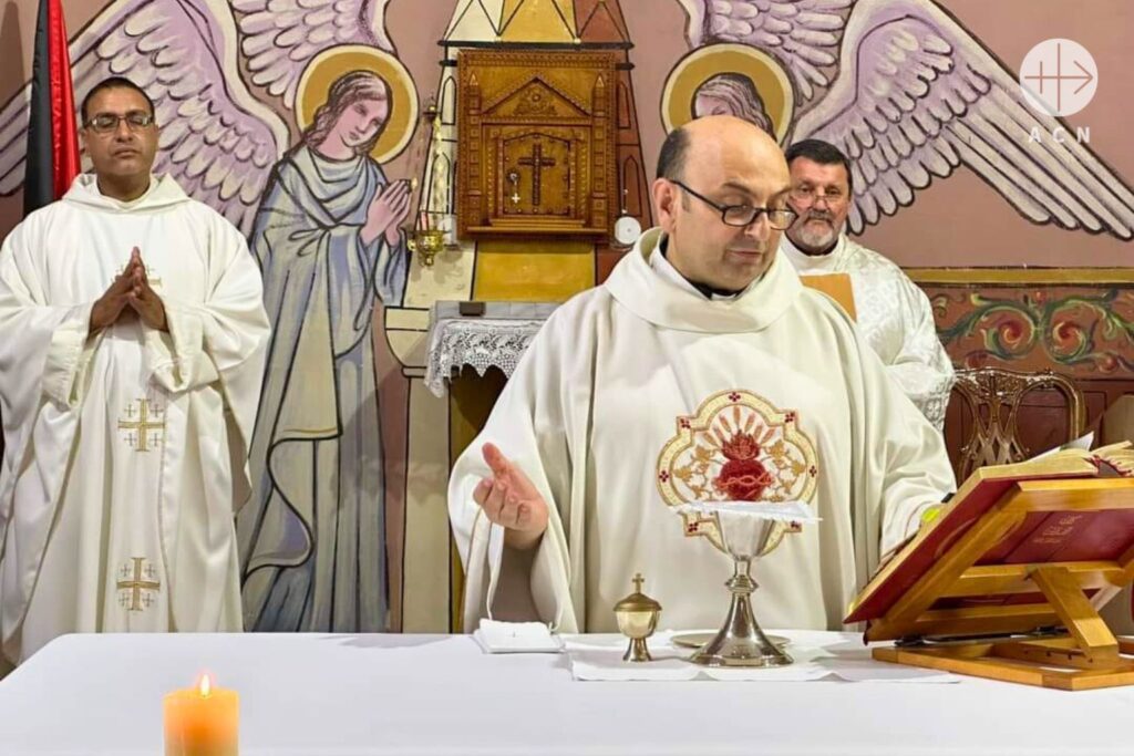 Farar Romanelli sluzi svatu omsu vo svojom kostole v Gaze