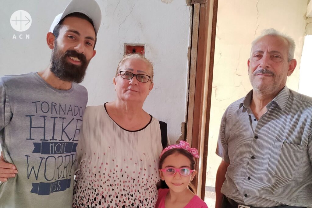 Obyvateľ predmestia Damasku, Abou Rashad s rodinou. ACN mu pomáha obnoviť zbombardovaný byt.