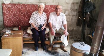 Yossef Farida s manželkou sedia na skromnej pohovke vo svojom obnovenom domčeku na predmestí Damasku.