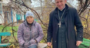Biskup Pavlo Hončaruk na sídlisku so ženou, ktorej priviezol piecku