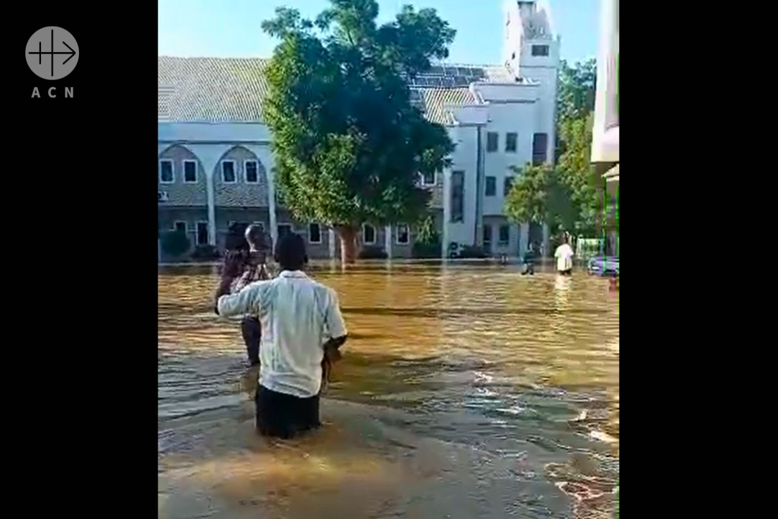 Obyvatelia Maiduguri v zaplavenej ulici