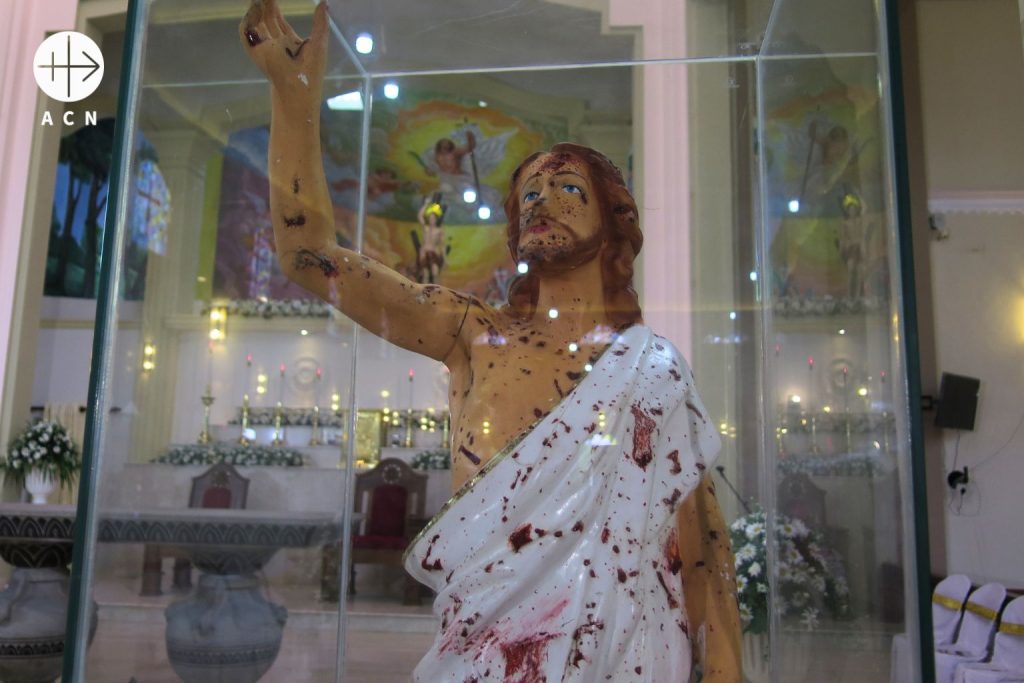 Socha Krista so stopami krvi kresťanov po bombovom atentáte v roku 2019 na Srí Lanke